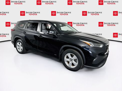 Used 2023 Toyota Highlander LE AWD/4WD image 3