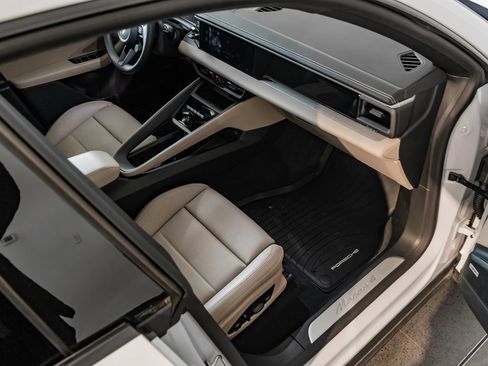 Certified 2025 Porsche Macan 4 Electric image 25