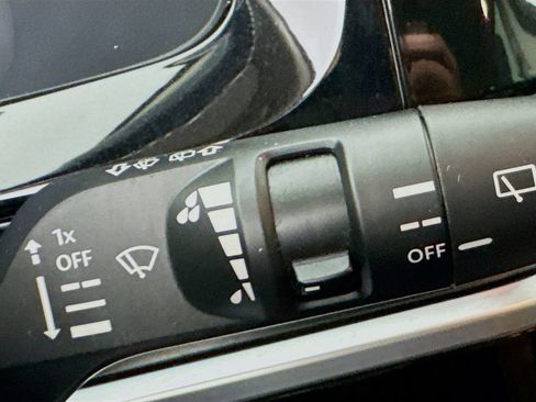 Used 2024 Nissan Pathfinder SV FWD image 13
