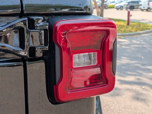 Used 2022 Jeep Wrangler Unlimited Sahara AWD/4WD image 17