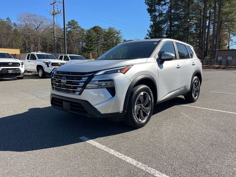 Used 2024 Nissan Rogue SV image 2