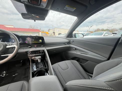 Used 2025 Hyundai Elantra SEL image 33