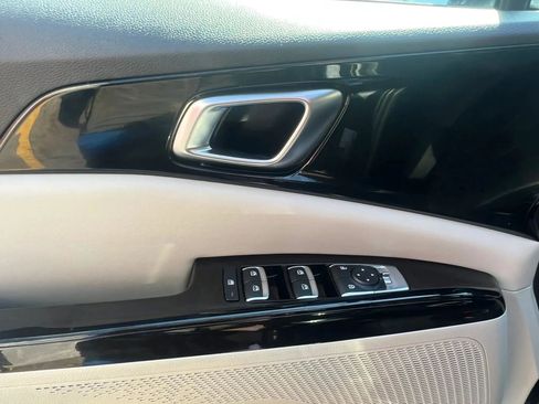 Used 2022 Kia Carnival EX FWD image 13