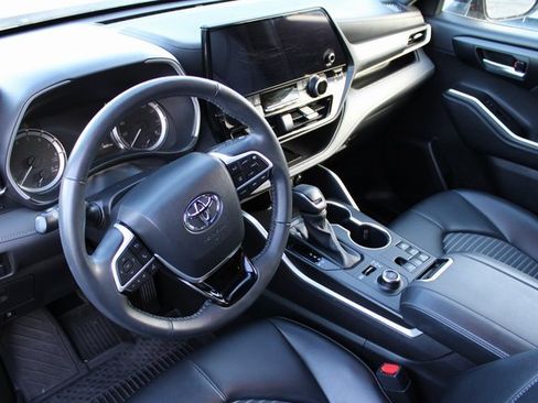Used 2023 Toyota Highlander XSE image 2