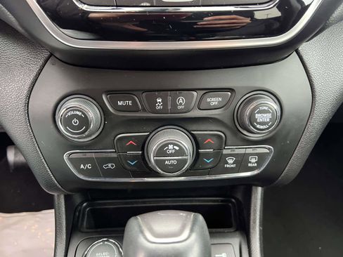 Used 2019 Jeep Cherokee Limited image 22