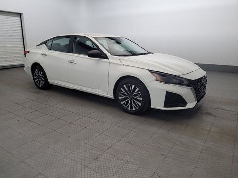 Used 2025 Nissan Altima 2.5 SV FWD image 11