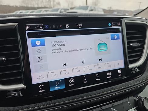 Used 2024 Chrysler Pacifica Select image 25