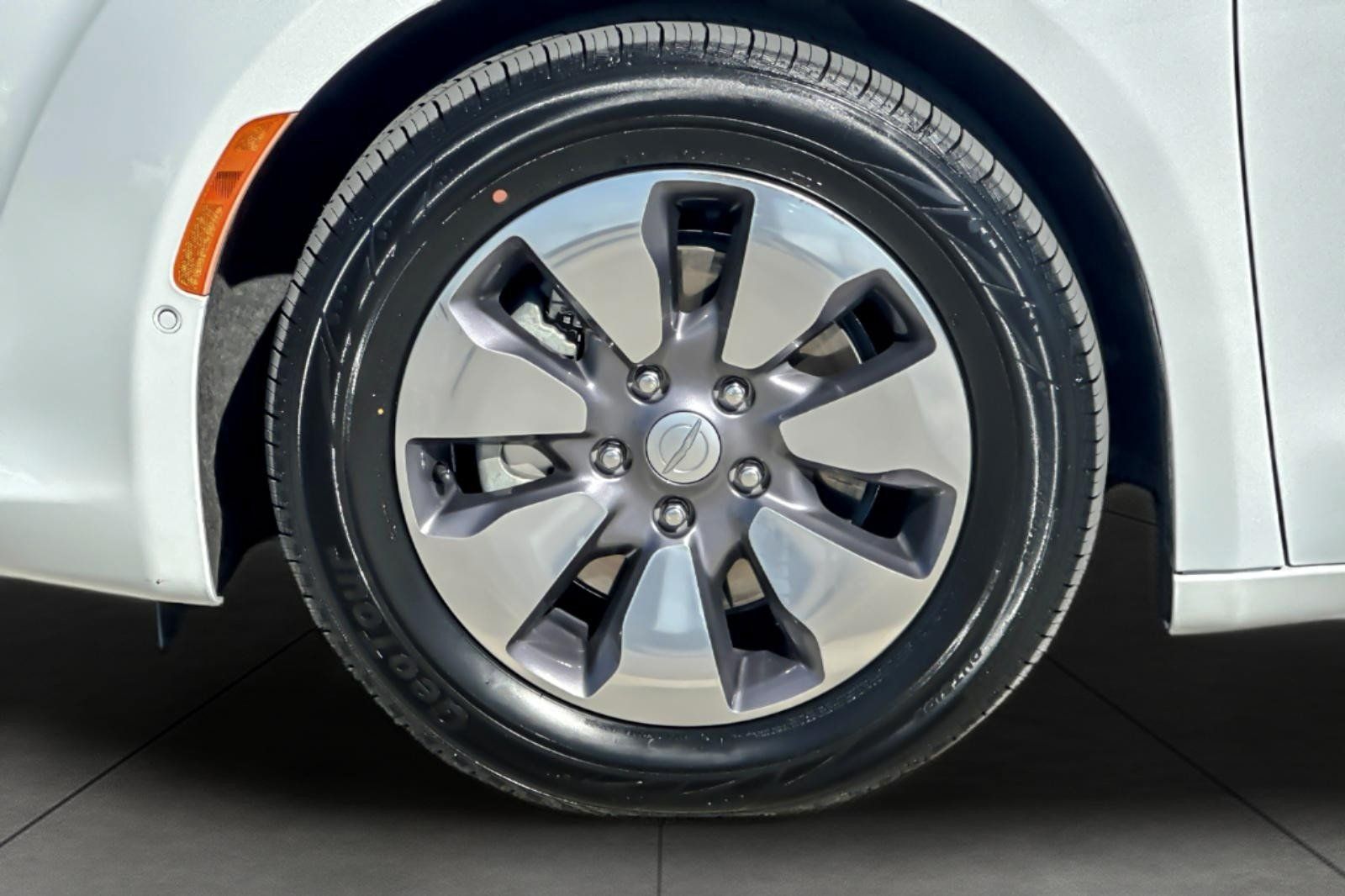 Used 2019 Chrysler Pacifica Limited w/ Advanced Safetytec Group FWD image 28