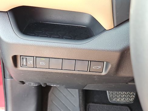 Used 2020 Toyota RAV4 XLE Premium FWD image 15