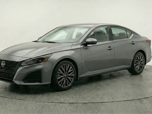 Used 2025 Nissan Altima 2.5 SV image 3