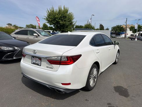 Used 2016 Lexus ES 350 w/ Accessory Package FWD image 5