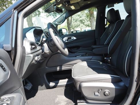 New 2026 Chrysler Pacifica Limited w/ Uconnect Theater Family Group image 15