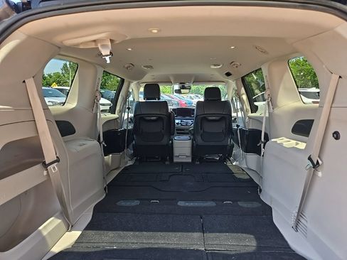 Used 2023 Chrysler Pacifica Touring-L FWD image 99