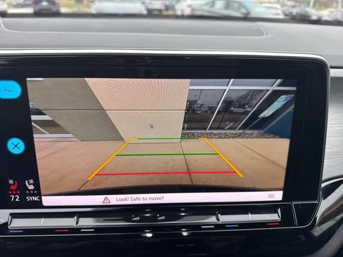 Certified 2025 Volkswagen Atlas Cross Sport SE image 19