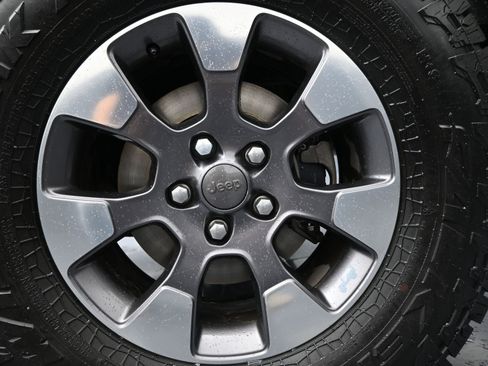 Used 2018 Jeep Wrangler Unlimited Sahara AWD/4WD image 10