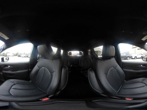 Used 2025 Chrysler Pacifica Select image 39