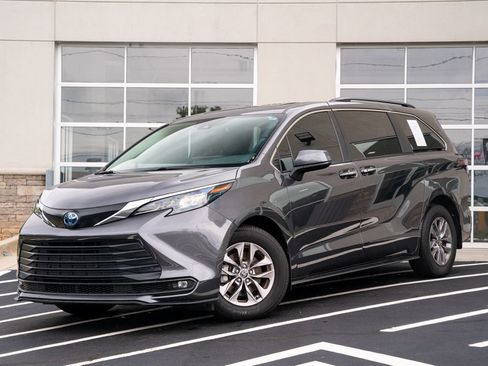 Used 2025 Toyota Sienna XLE FWD image 2
