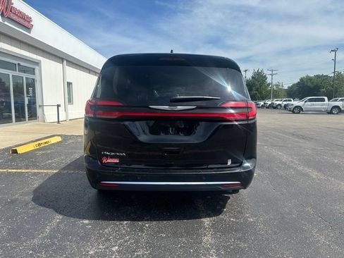 Used 2024 Chrysler Pacifica Touring-L FWD image 10