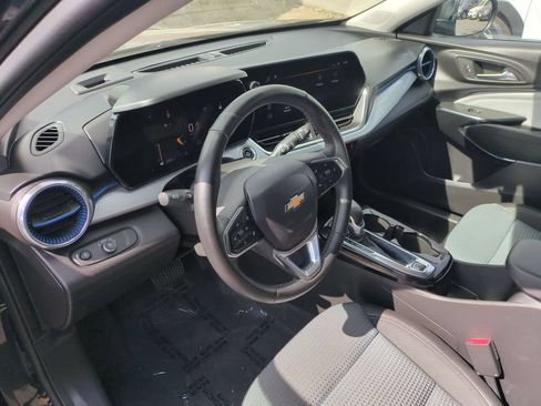 Used 2025 Chevrolet Trax LT w/ LT Convenience Package FWD image 15