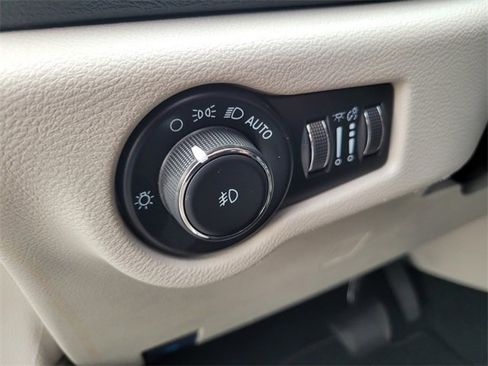 Used 2024 Chrysler Pacifica Touring-L image 19