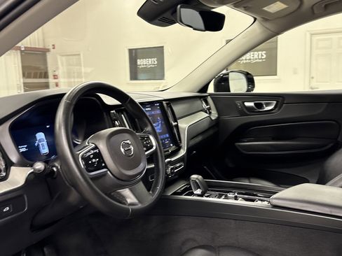 Used 2025 Volvo XC60 B5 Plus image 6