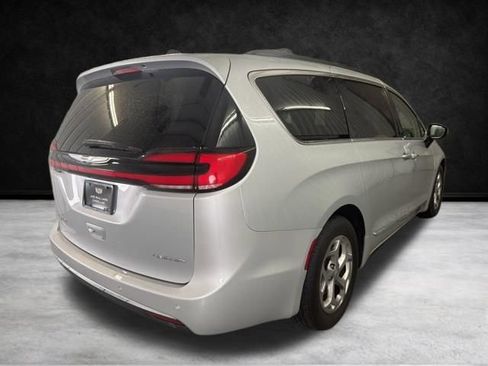 Used 2023 Chrysler Pacifica Limited FWD image 5