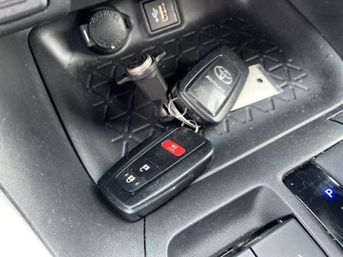 Used 2024 Toyota RAV4 XLE AWD/4WD image 43