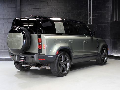 Used 2024 Land Rover Defender 110 SE image 11