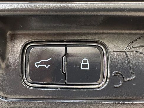 Used 2022 Ford Explorer XLT AWD/4WD image 27