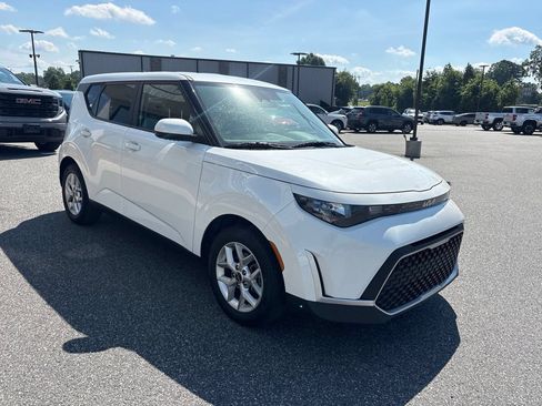 Used 2024 Kia Soul LX w/ Option Group 015 FWD image 10