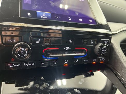 New 2025 Jeep Grand Cherokee Altitude image 16