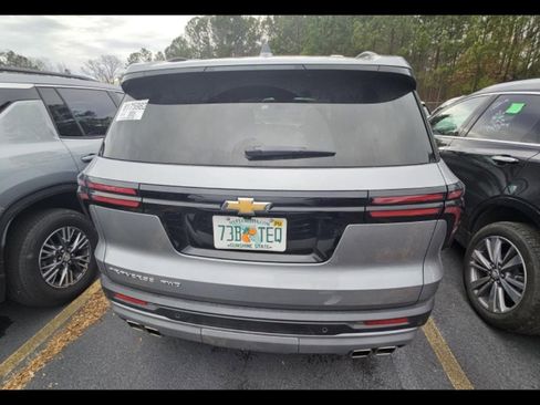 Used 2025 Chevrolet Traverse LT image 3