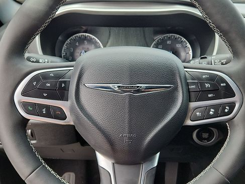 Used 2025 Chrysler Pacifica Select FWD image 12