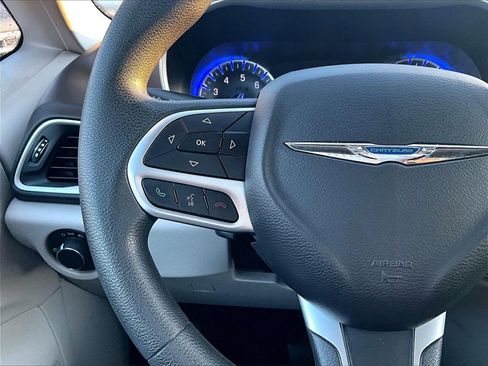 Used 2017 Chrysler Pacifica LX image 16