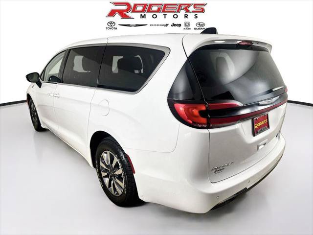 Certified 2024 Chrysler Pacifica Limited FWD image 6