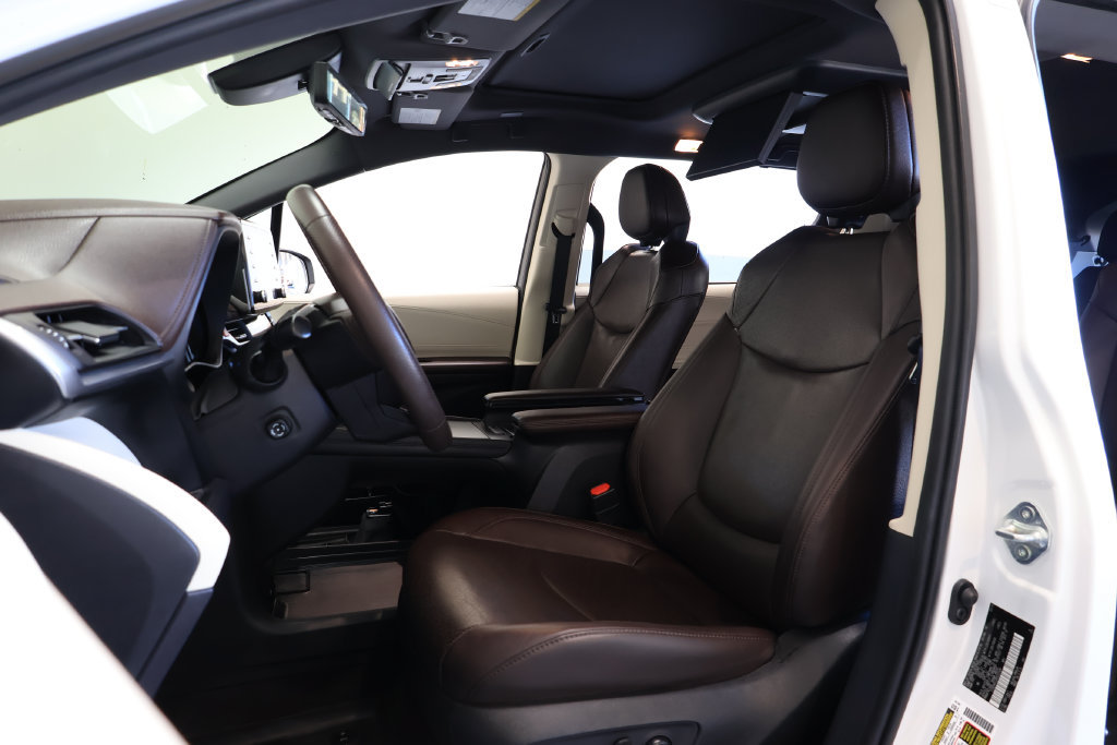 Used 2024 Toyota Sienna Platinum FWD image 19