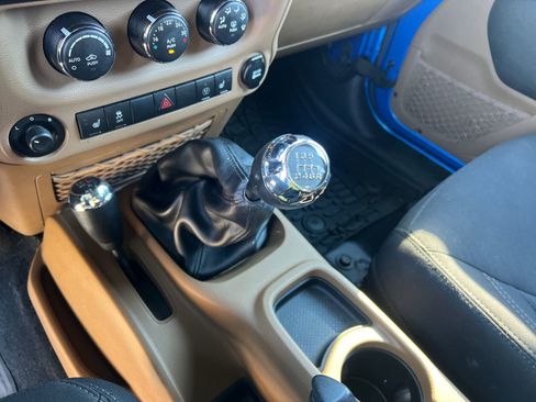 Used 2015 Jeep Wrangler Unlimited Rubicon w/ Max Tow Package image 31