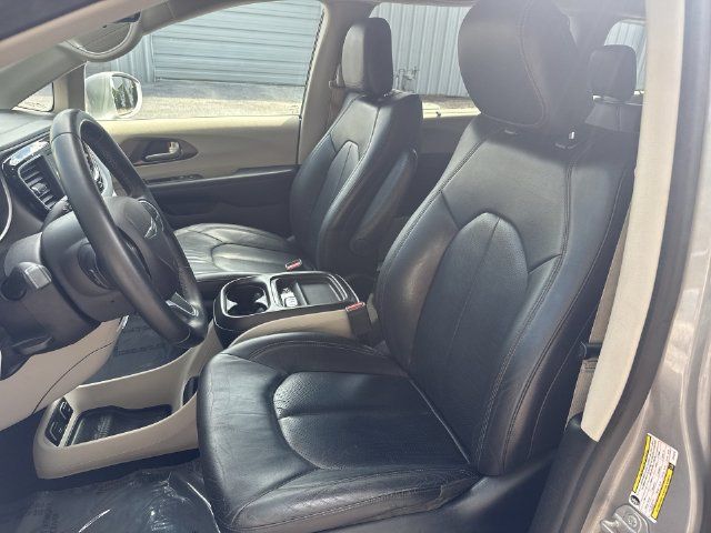 Used 2018 Chrysler Pacifica Touring-L FWD image 17