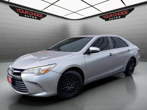 Used 2015 Toyota Camry LE image 1