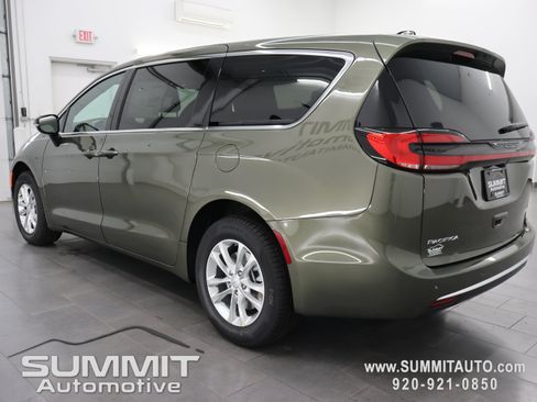 New 2027 Chrysler Pacifica Select AWD/4WD image 6