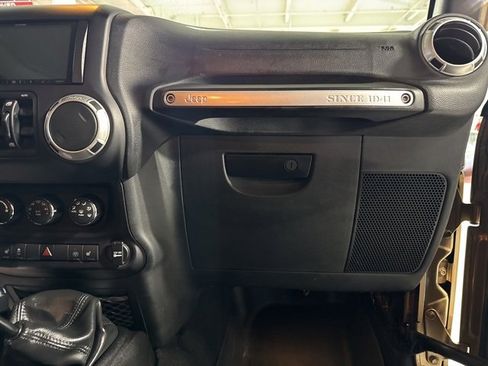 Used 2015 Jeep Wrangler Unlimited Sahara image 39