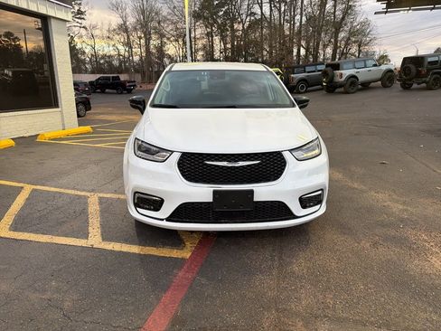 Used 2024 Chrysler Pacifica Select image 7