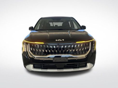 Certified 2025 Kia Carnival LXS FWD image 2