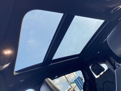 Used 2024 Chrysler Pacifica Limited w/ Uconnect Theater Family Group image 19