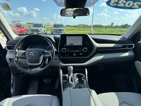 Used 2023 Toyota Highlander LE AWD/4WD image 11