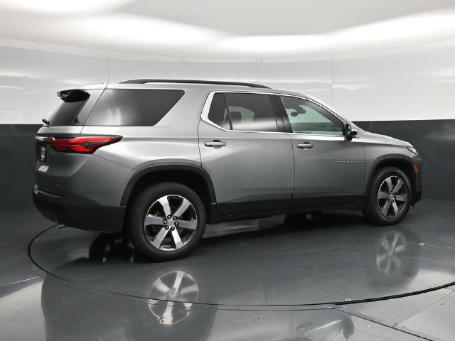 Used 2023 Chevrolet Traverse LT w/ LT Premium Package AWD/4WD image 2