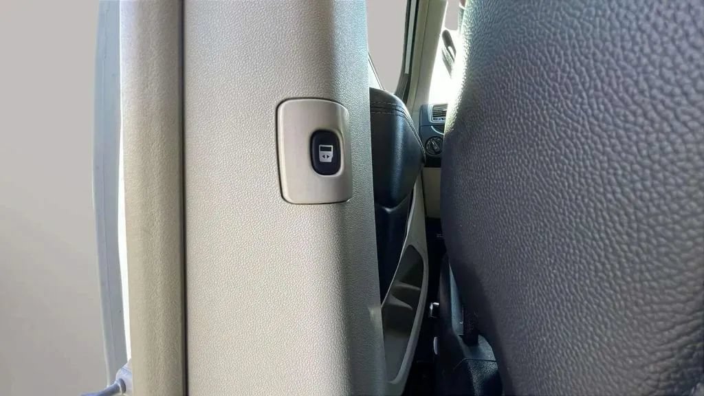 Used 2014 Chrysler Town & Country Touring FWD image 19