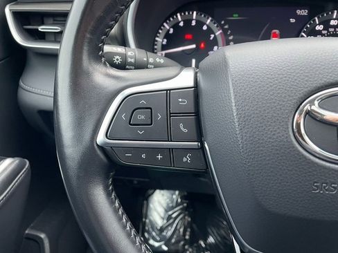 Used 2020 Toyota Highlander XLE image 19