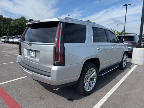 Used 2020 Cadillac Escalade Luxury RWD image 3