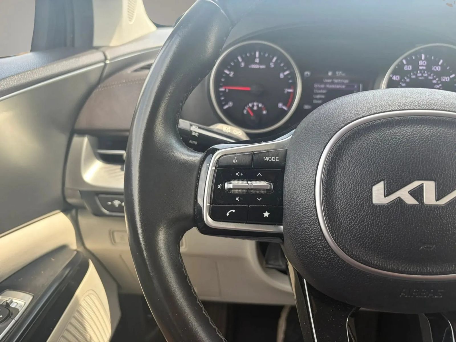 Used 2022 Kia Carnival LX FWD image 19